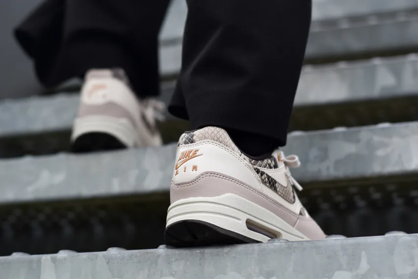 Кроссовки Nike Air Max 1 '87 Wmns «Snakeskin» - это обязательный атрибут весны 2025 года