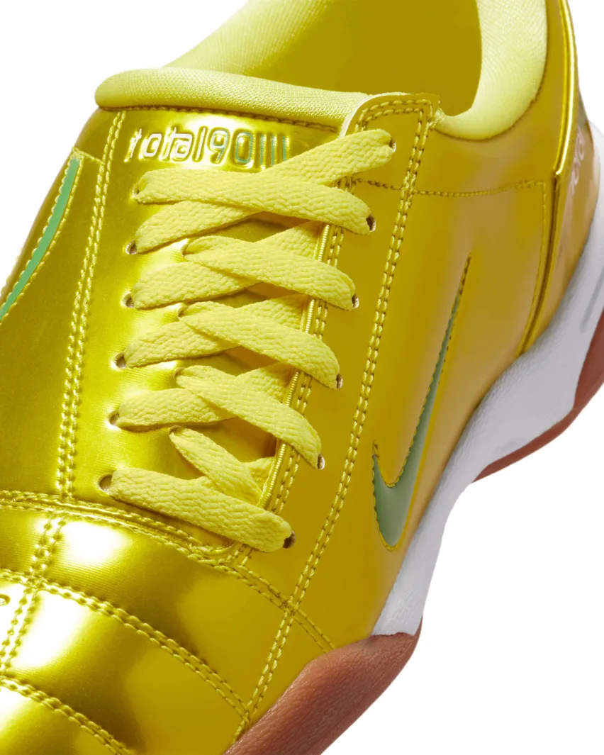Кроссовки Nike Total 90 в расцветках «Safety Orange» и «Dynamic Yellow» поступили в продажу 1 апреля