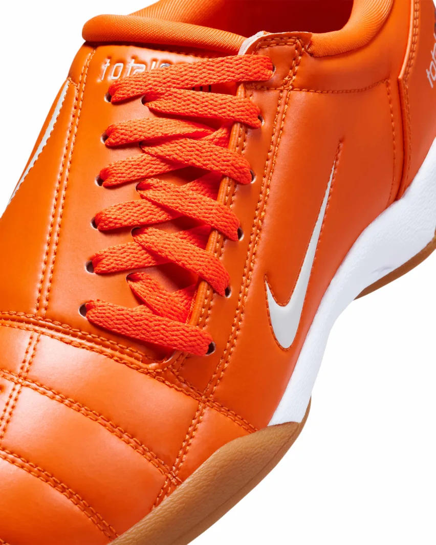 Кроссовки Nike Total 90 в расцветках «Safety Orange» и «Dynamic Yellow» поступили в продажу 1 апреля