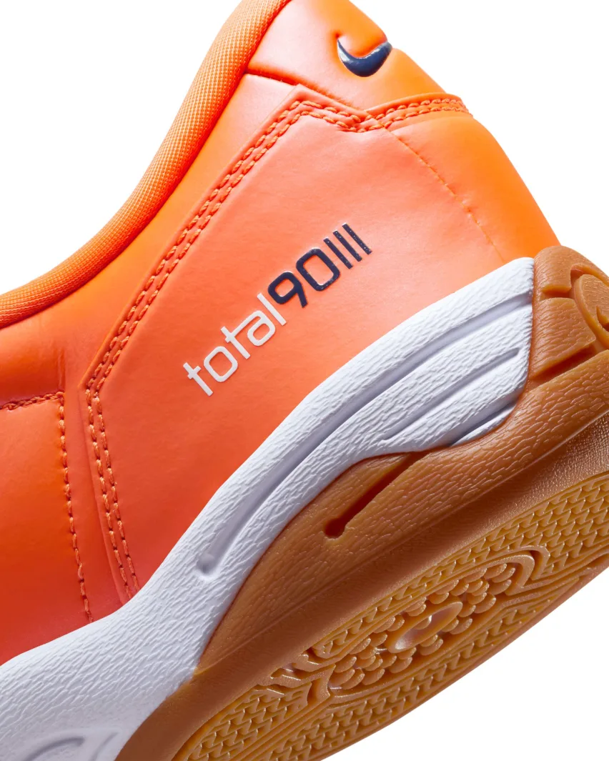 Кроссовки Nike Total 90 в расцветках «Safety Orange» и «Dynamic Yellow» поступили в продажу 1 апреля
