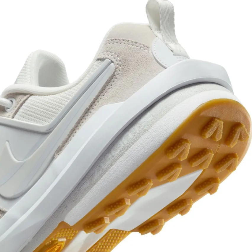 9 мая, в пятницу, Nike и Sacai выпустят новые кроссовки Zegamadome в трёх ярких расцветках