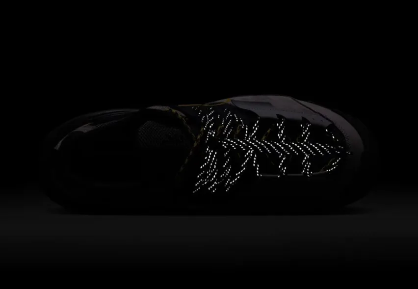 9 мая, в пятницу, Nike и Sacai выпустят новые кроссовки Zegamadome в трёх ярких расцветках