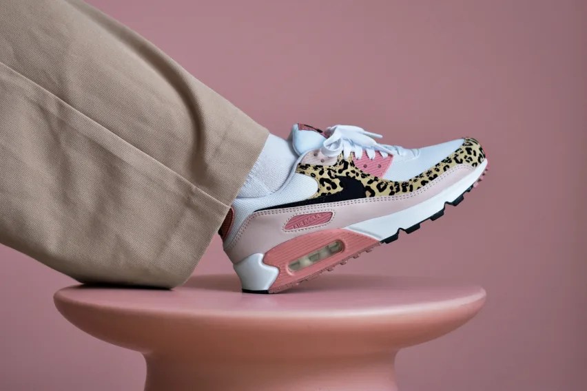 Nike представляет Air Max 90 в ярко-розовой расцветке «Leopard Rust Pink»