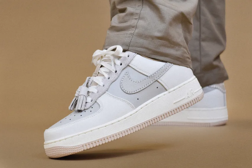 Дополните свой образ кроссовками Nike Air Force 1 Low «Light Bone Suede Tassels»