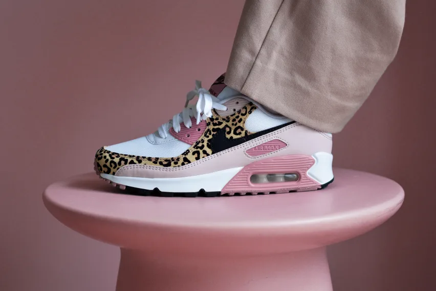 Nike представляет Air Max 90 в ярко-розовой расцветке «Leopard Rust Pink»