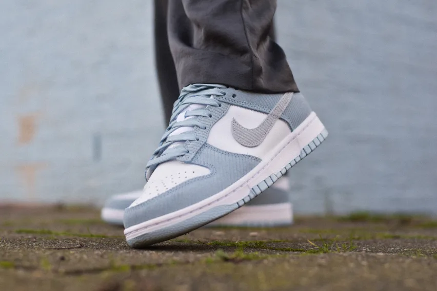 Nike использует «Blue Corduroy» для создания весеннего образа Nike Dunk Low