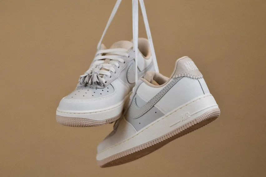 Дополните свой образ кроссовками Nike Air Force 1 Low «Light Bone Suede Tassels»