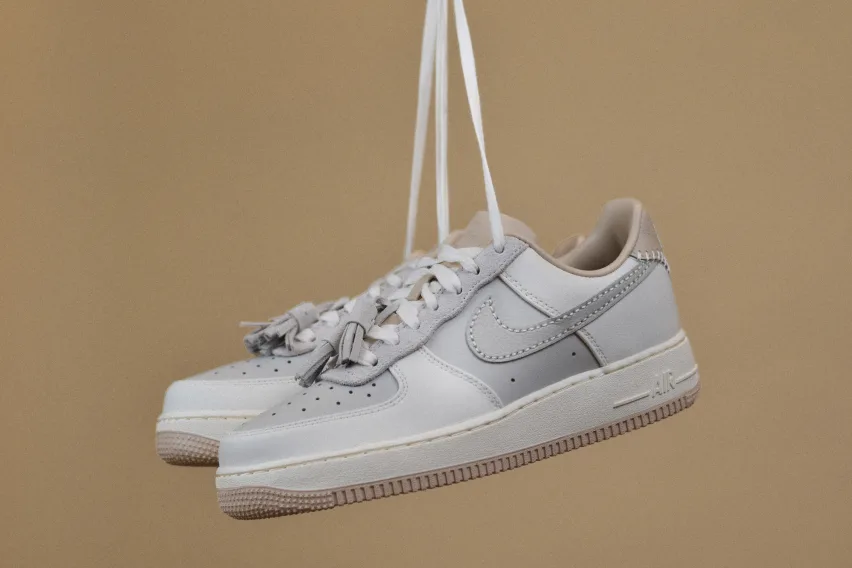 Дополните свой образ кроссовками Nike Air Force 1 Low «Light Bone Suede Tassels»