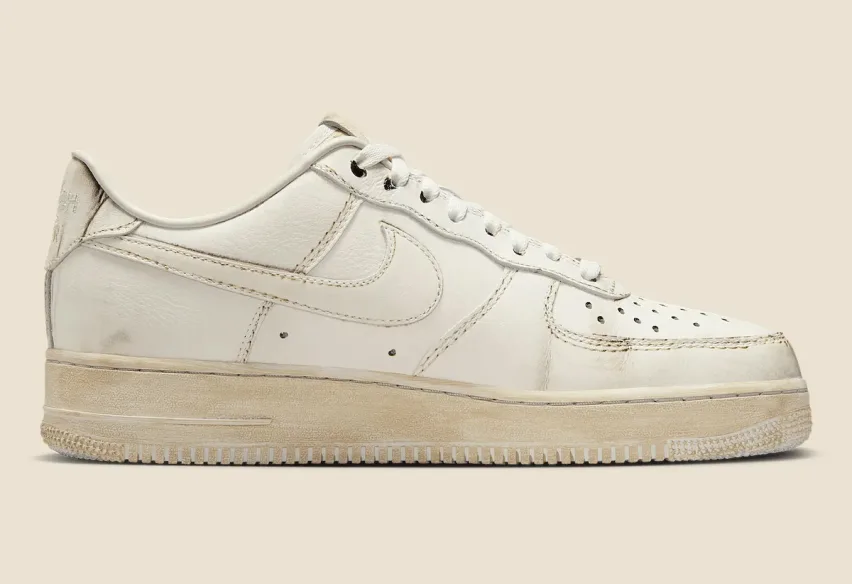 Этот грязный .SWOOSH x Nike Air Force 1 «Dirty Triple White» становится чище с каждым шагом