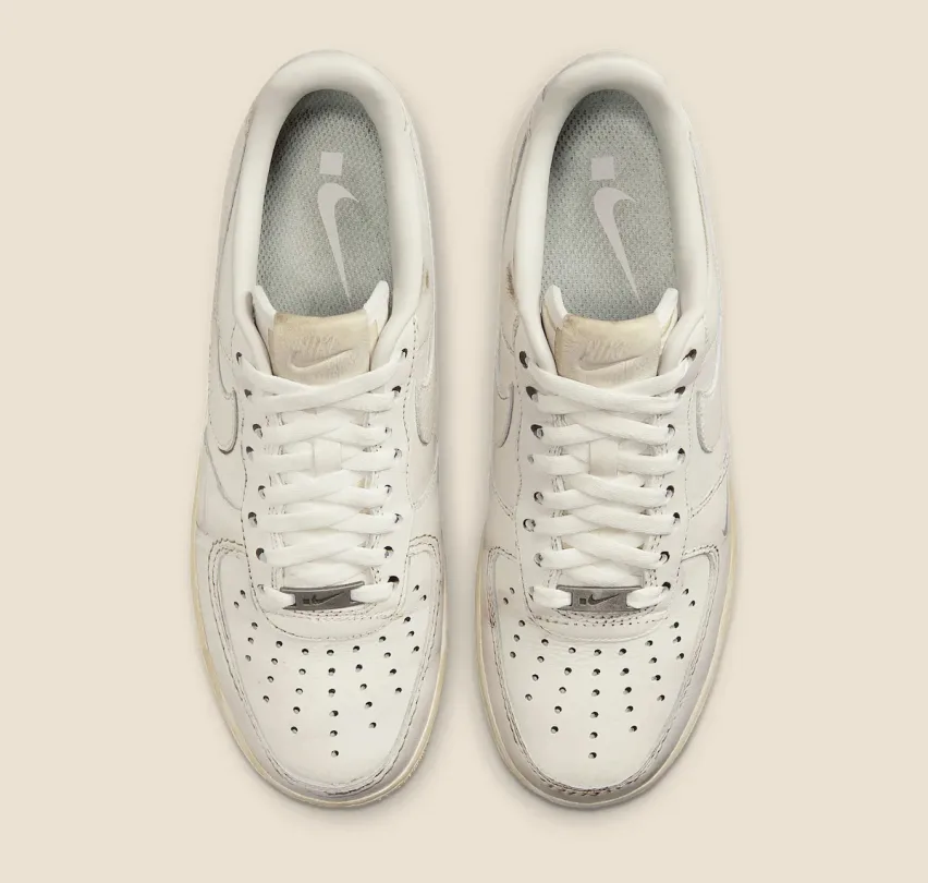 Этот грязный .SWOOSH x Nike Air Force 1 «Dirty Triple White» становится чище с каждым шагом