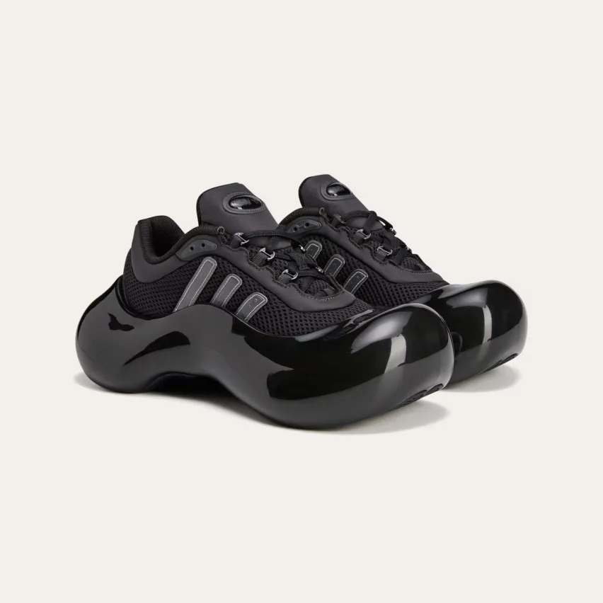 15 мая Adidas и AVAVAV запустили в продажу четыре модели футуристических кроссовок в приложении Confirmed