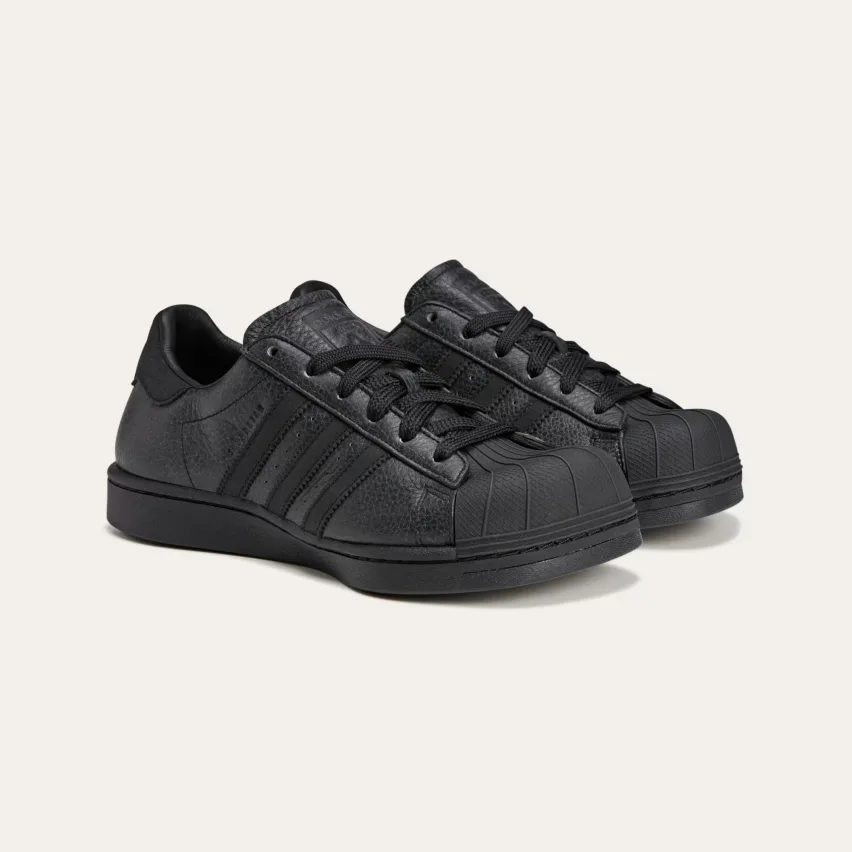 15 мая Adidas и AVAVAV запустили в продажу четыре модели футуристических кроссовок в приложении Confirmed