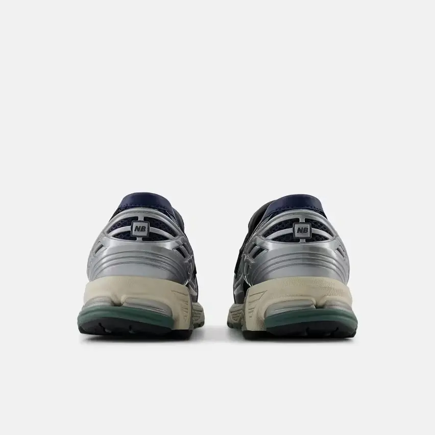 New Balance предлагает две расцветки лоферов 1906