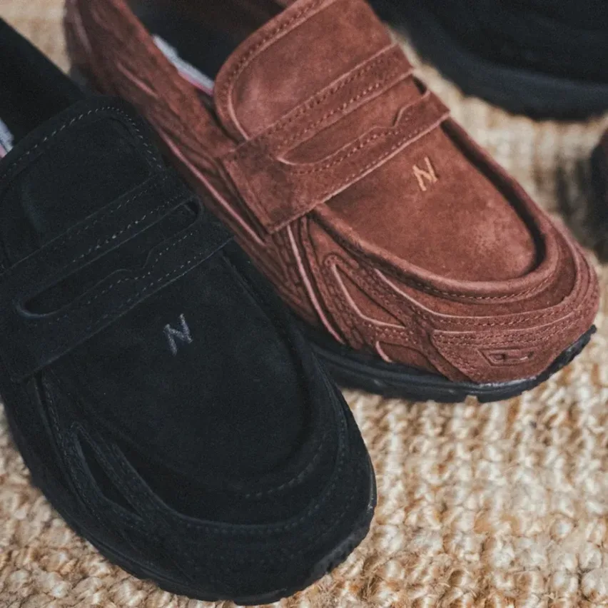 New Balance представил коричневые и чёрные замшевые версии 1906 Loafer