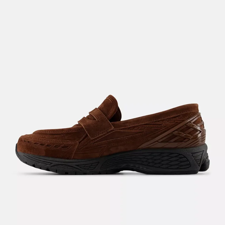 New Balance представил коричневые и чёрные замшевые версии 1906 Loafer