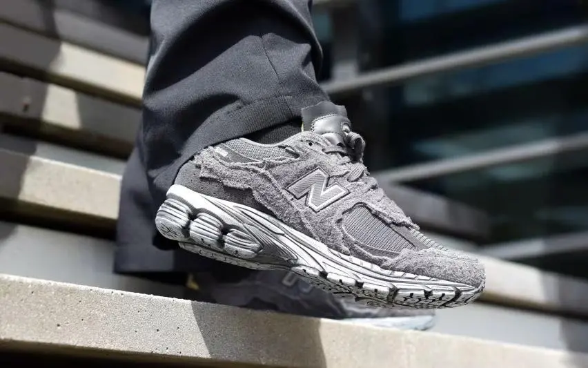 4 июня в продажу поступят кроссовки New Balance 2002R «Phantom» в составе любимого многими комплекта Protection Pack