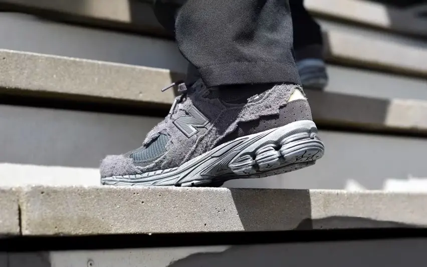 4 июня в продажу поступят кроссовки New Balance 2002R «Phantom» в составе любимого многими комплекта Protection Pack