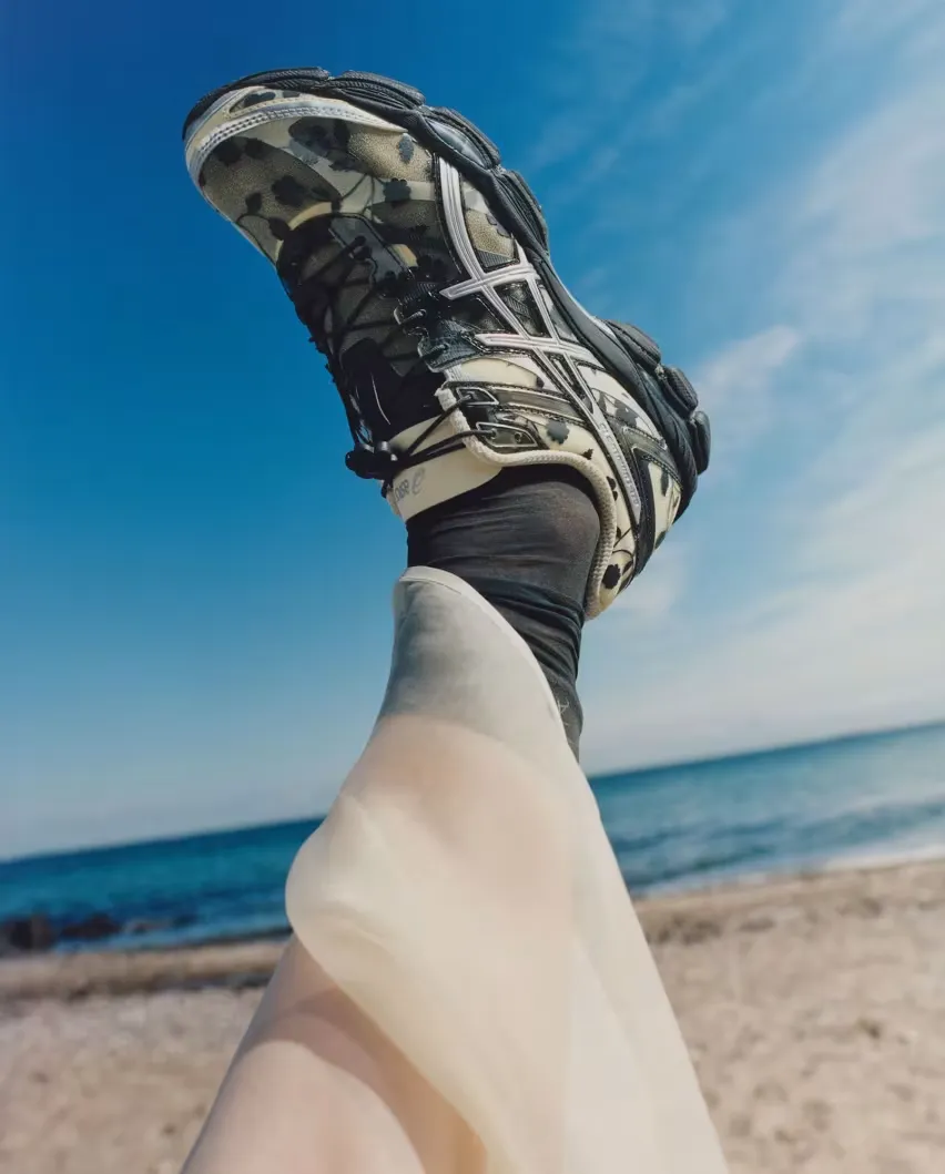 27 июня Asics и Cecilie Bahnsen выпустят три пары кроссовок Gel-Cumulus 16 с цветочным принтом