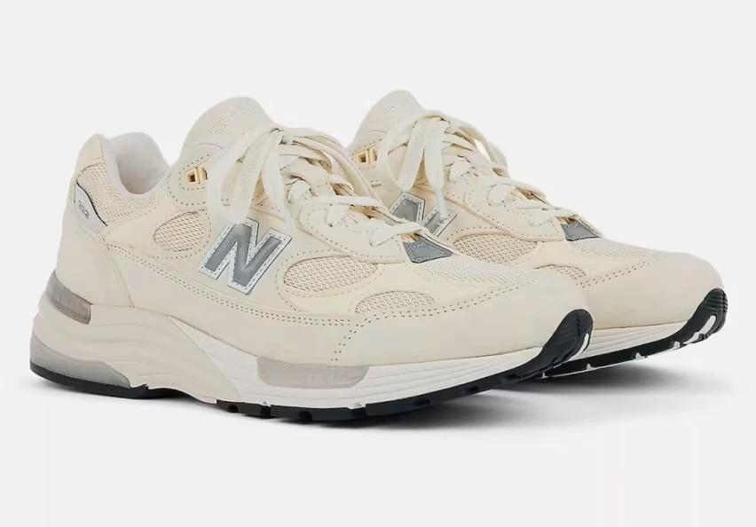 В четверг, 5 июня, New Balance выпустит две новые модели кроссовок 992 Made in USA в цветах «Sweet Caramel» и «Calcium»
