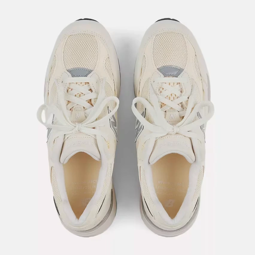 В четверг, 5 июня, New Balance выпустит две новые модели кроссовок 992 Made in USA в цветах «Sweet Caramel» и «Calcium»