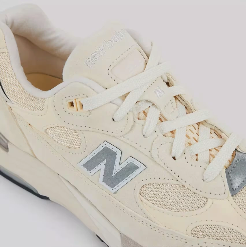 В четверг, 5 июня, New Balance выпустит две новые модели кроссовок 992 Made in USA в цветах «Sweet Caramel» и «Calcium»