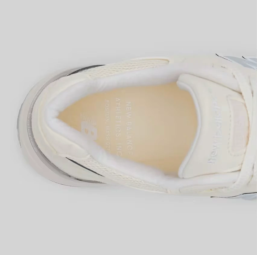 В четверг, 5 июня, New Balance выпустит две новые модели кроссовок 992 Made in USA в цветах «Sweet Caramel» и «Calcium»