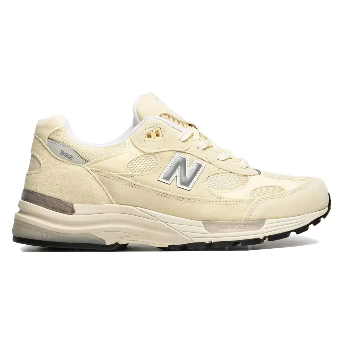 В четверг, 5 июня, New Balance выпустит две новые модели кроссовок 992 Made in USA в цветах «Sweet Caramel» и «Calcium»