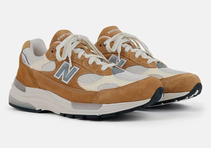 В четверг, 5 июня, New Balance выпустит две новые модели кроссовок 992 Made in USA в цветах «Sweet Caramel» и «Calcium»