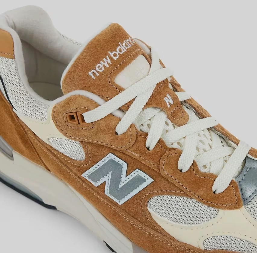 В четверг, 5 июня, New Balance выпустит две новые модели кроссовок 992 Made in USA в цветах «Sweet Caramel» и «Calcium»