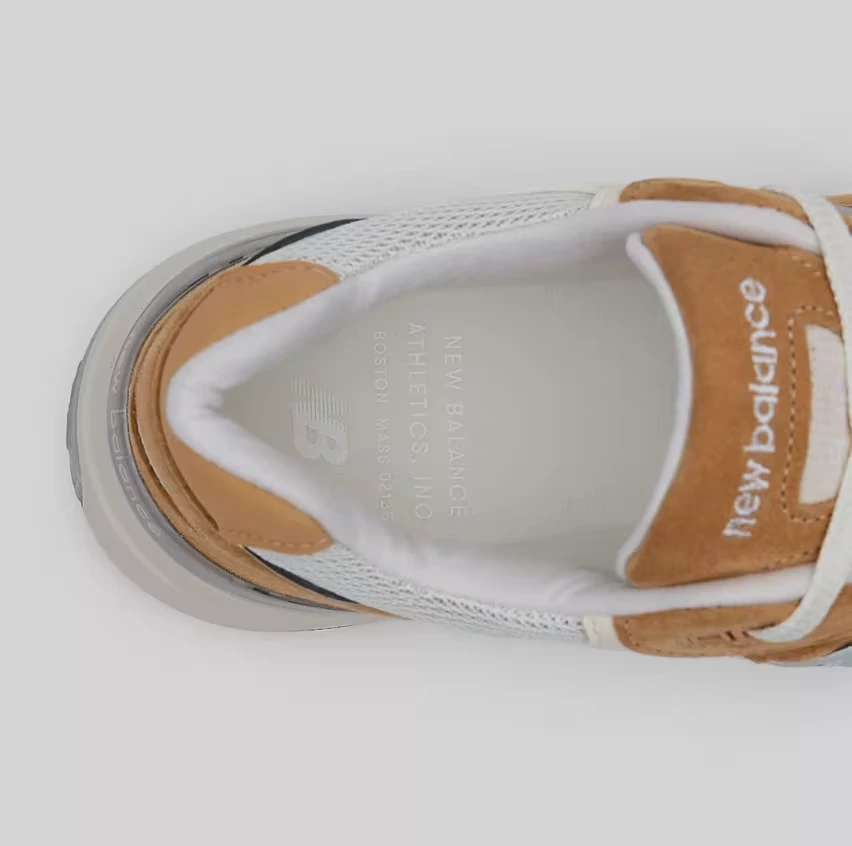 В четверг, 5 июня, New Balance выпустит две новые модели кроссовок 992 Made in USA в цветах «Sweet Caramel» и «Calcium»