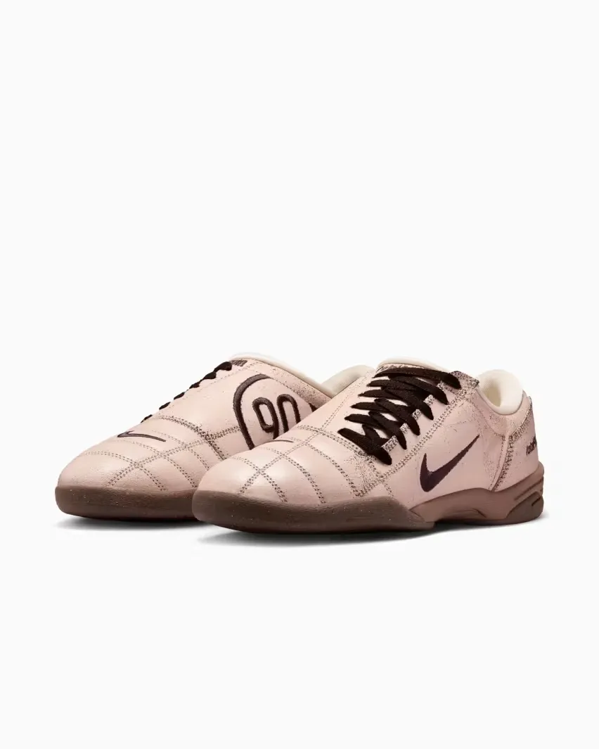 Сегодня Nike выпускает для улицы одиннадцать новых моделей кроссовок Total 90 с ностальгией по Y2K