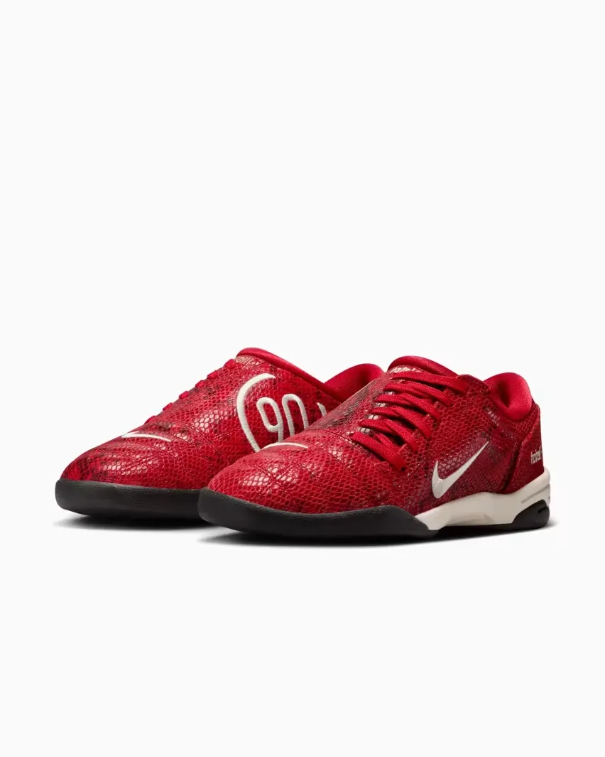 Сегодня Nike выпускает для улицы одиннадцать новых моделей кроссовок Total 90 с ностальгией по Y2K