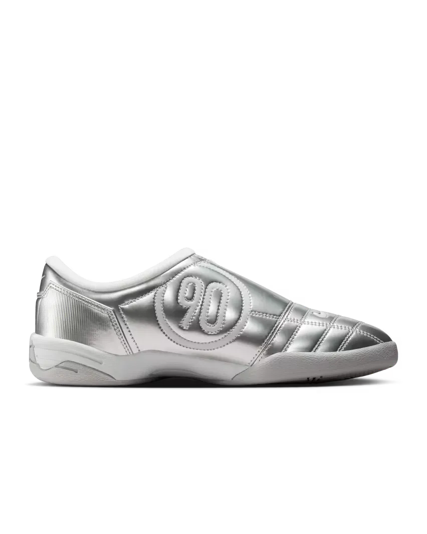 Сегодня Nike выпускает для улицы одиннадцать новых моделей кроссовок Total 90 с ностальгией по Y2K