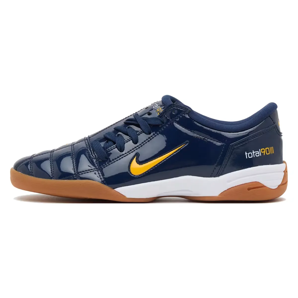 Сегодня Nike выпускает для улицы одиннадцать новых моделей кроссовок Total 90 с ностальгией по Y2K