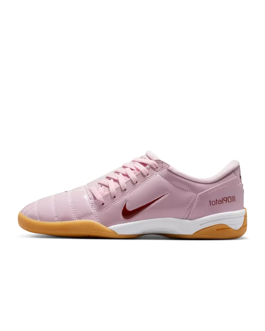 Сегодня Nike выпускает для улицы одиннадцать новых моделей кроссовок Total 90 с ностальгией по Y2K