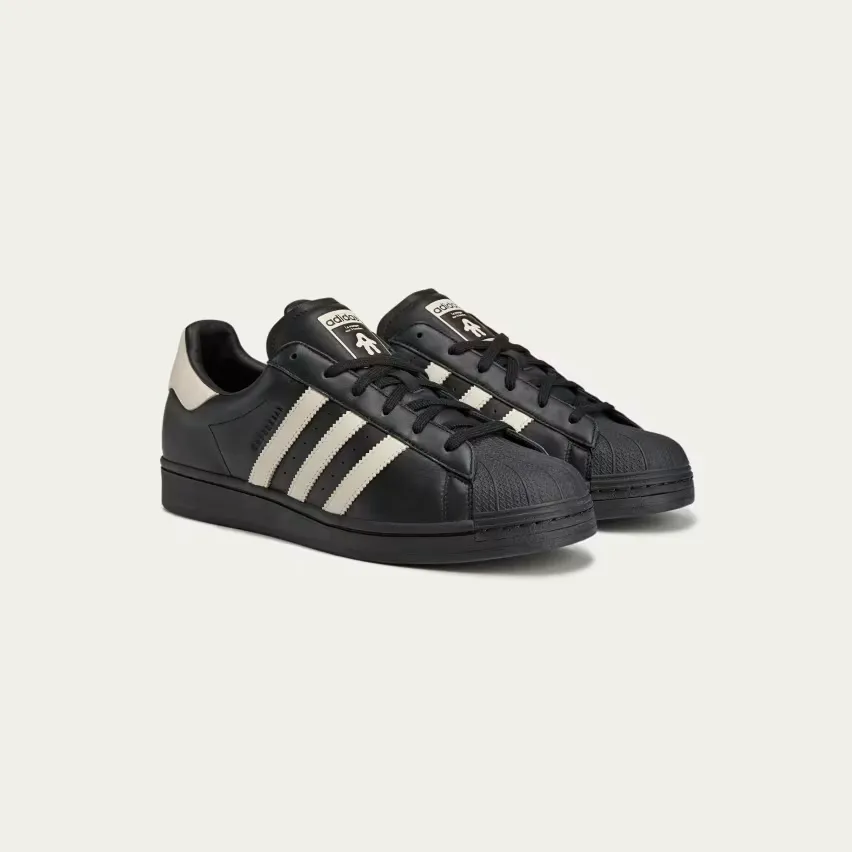 AVAVAV и Adidas снабдили кроссовки Superstar «суперпальцами»