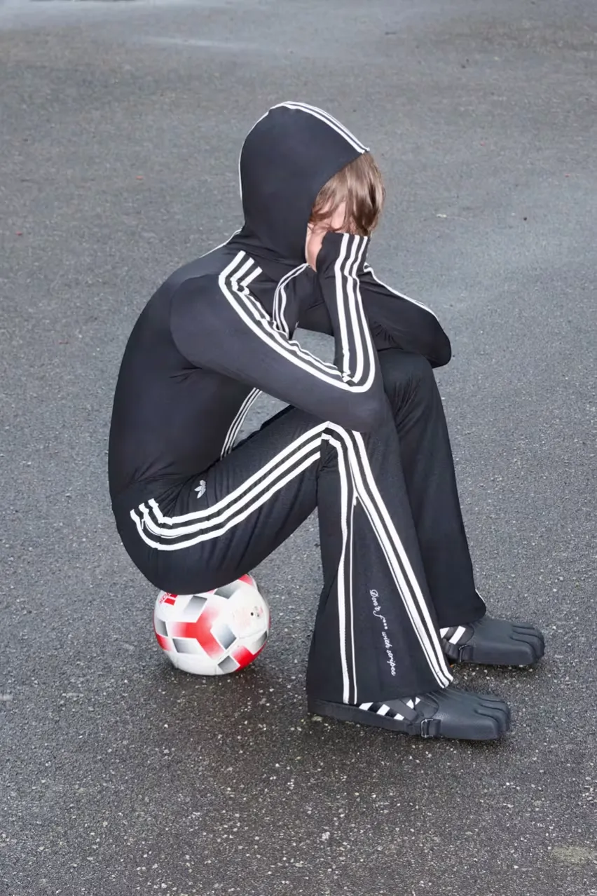 AVAVAV и Adidas снабдили кроссовки Superstar «суперпальцами»