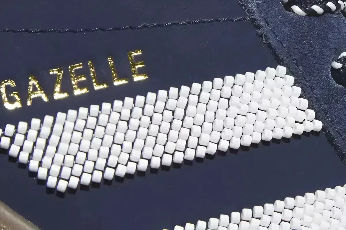 CLOT и Adidas добавили красивый бисерный мотив к двум расцветкам кроссовок Gazelle
