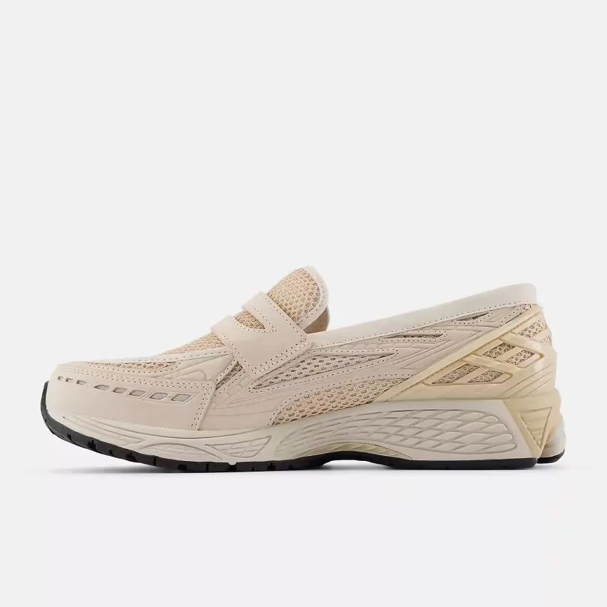 30 июля New Balance выпускает две новые модели лоферов 1906 в цветах "Bisque" и "Woodland"