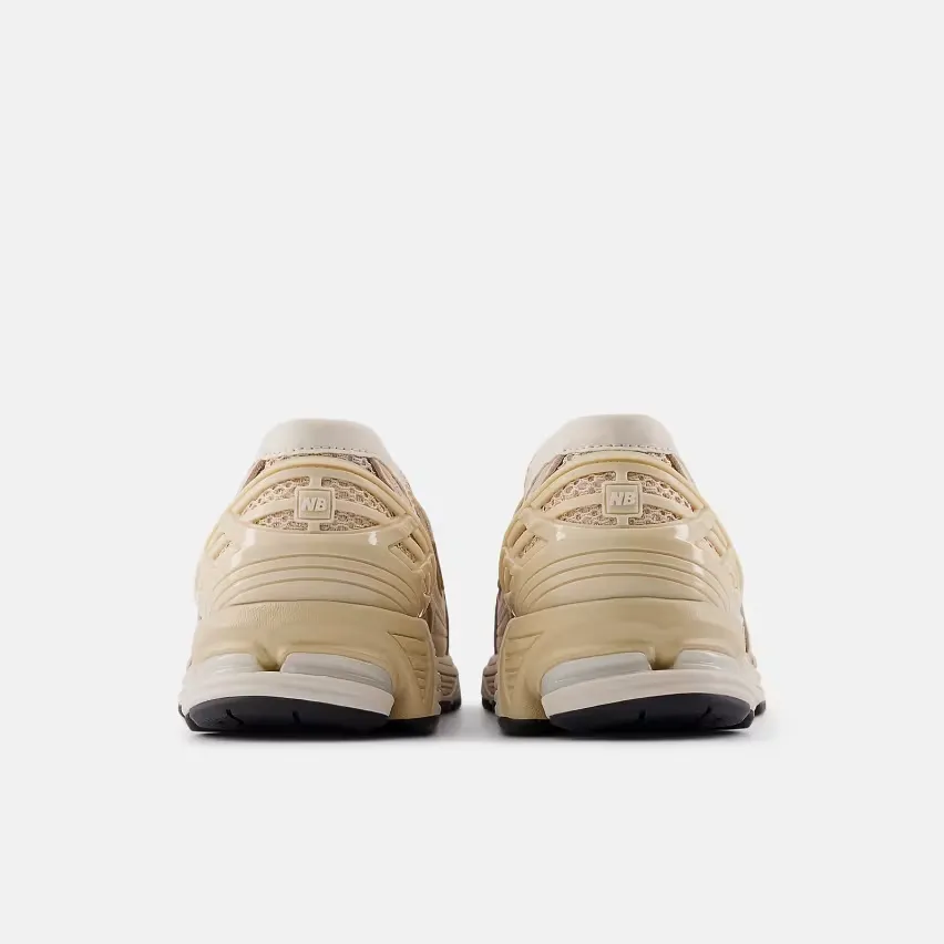 30 июля New Balance выпускает две новые модели лоферов 1906 в цветах "Bisque" и "Woodland"