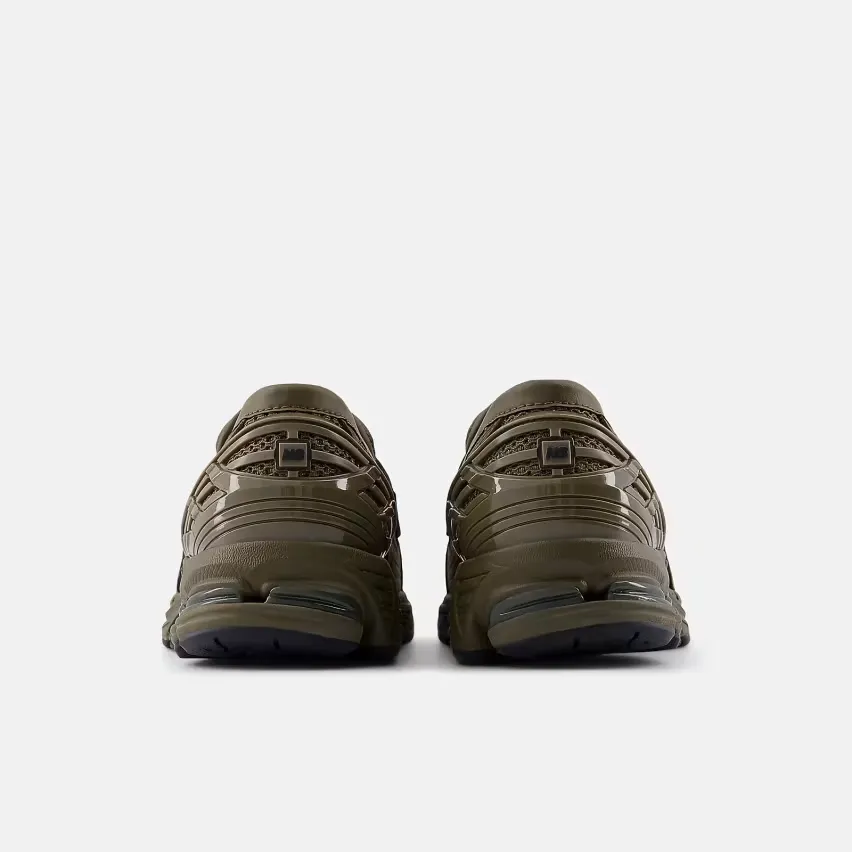 30 июля New Balance выпускает две новые модели лоферов 1906 в цветах "Bisque" и "Woodland"