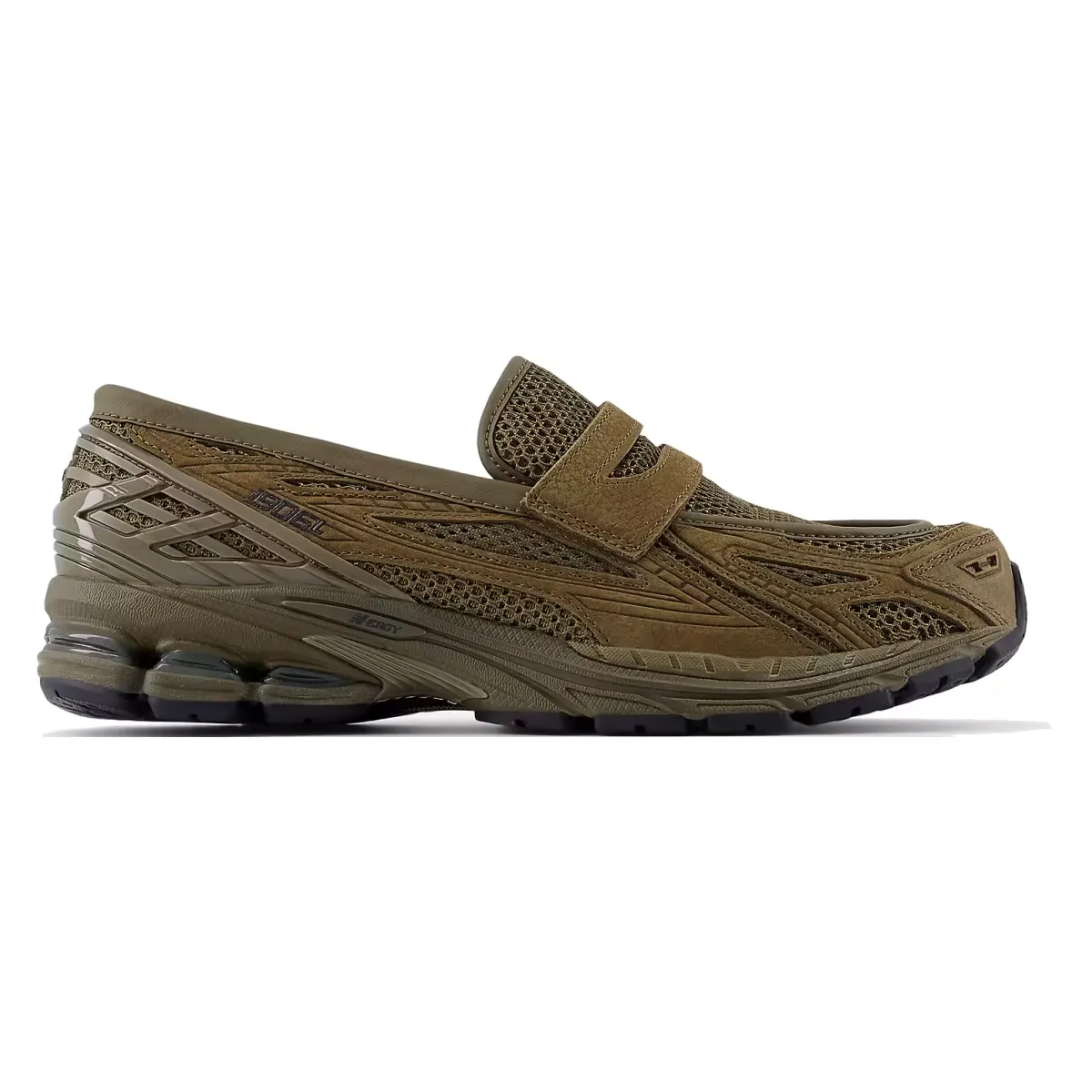 30 июля New Balance выпускает две новые модели лоферов 1906 в цветах "Bisque" и "Woodland"