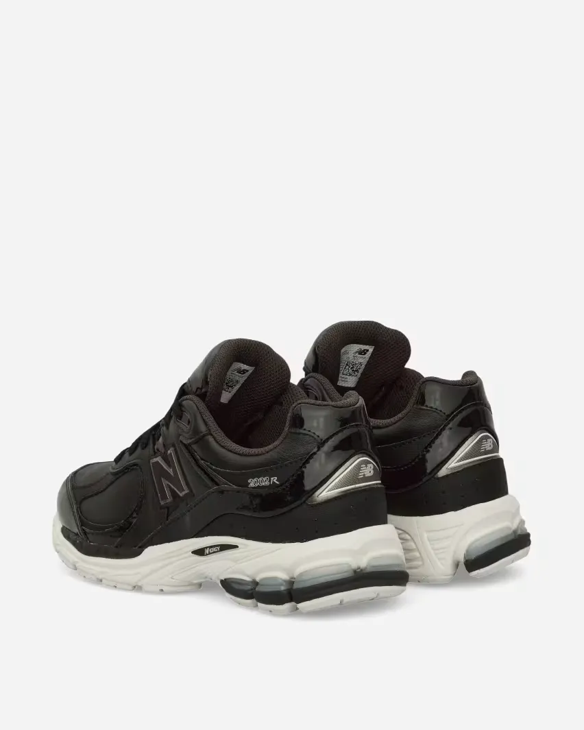 New Balance 2002R "Leather Pack" теперь доступен в цветах «White» и «Black»