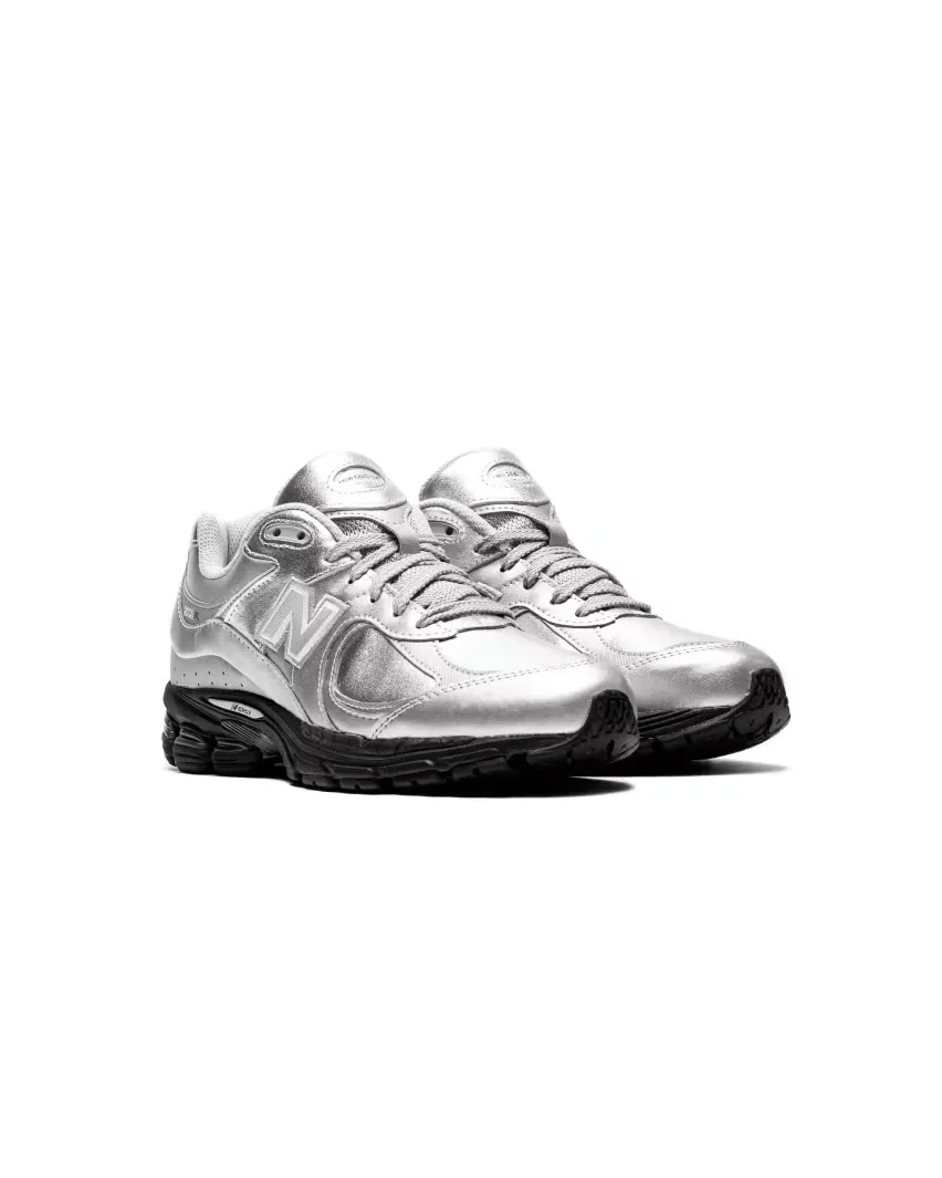 New Balance придаёт модели 2002R сияющий вид «Silver Metallic»