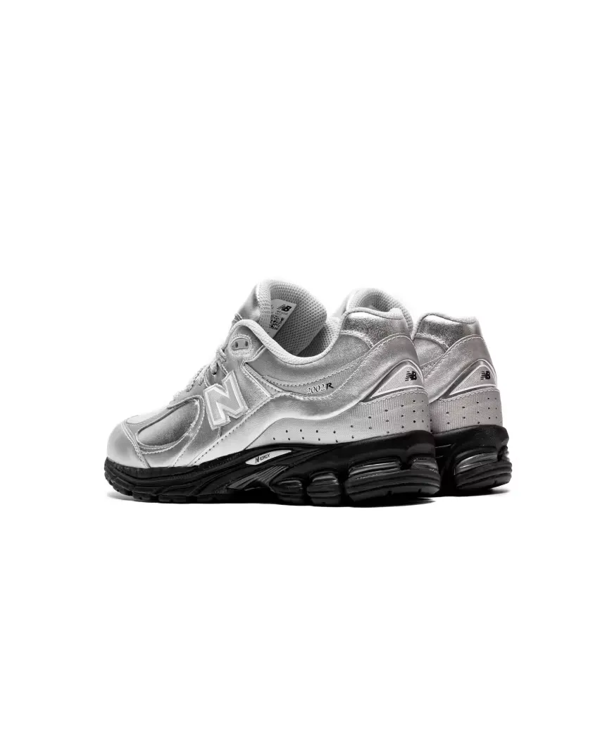 New Balance придаёт модели 2002R сияющий вид «Silver Metallic»