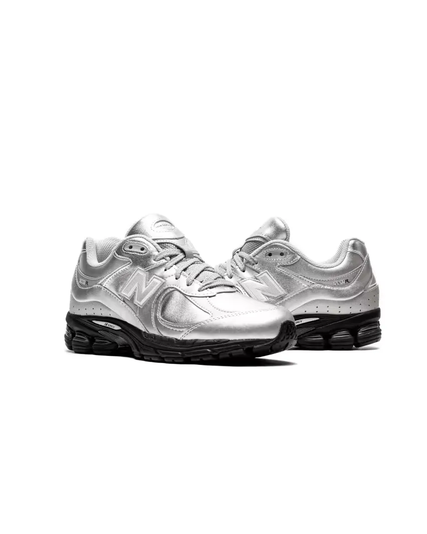 New Balance придаёт модели 2002R сияющий вид «Silver Metallic»
