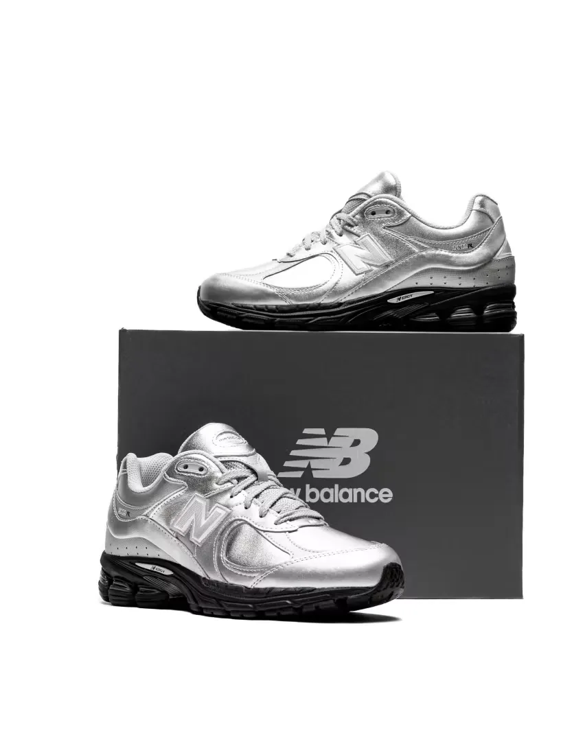 New Balance придаёт модели 2002R сияющий вид «Silver Metallic»