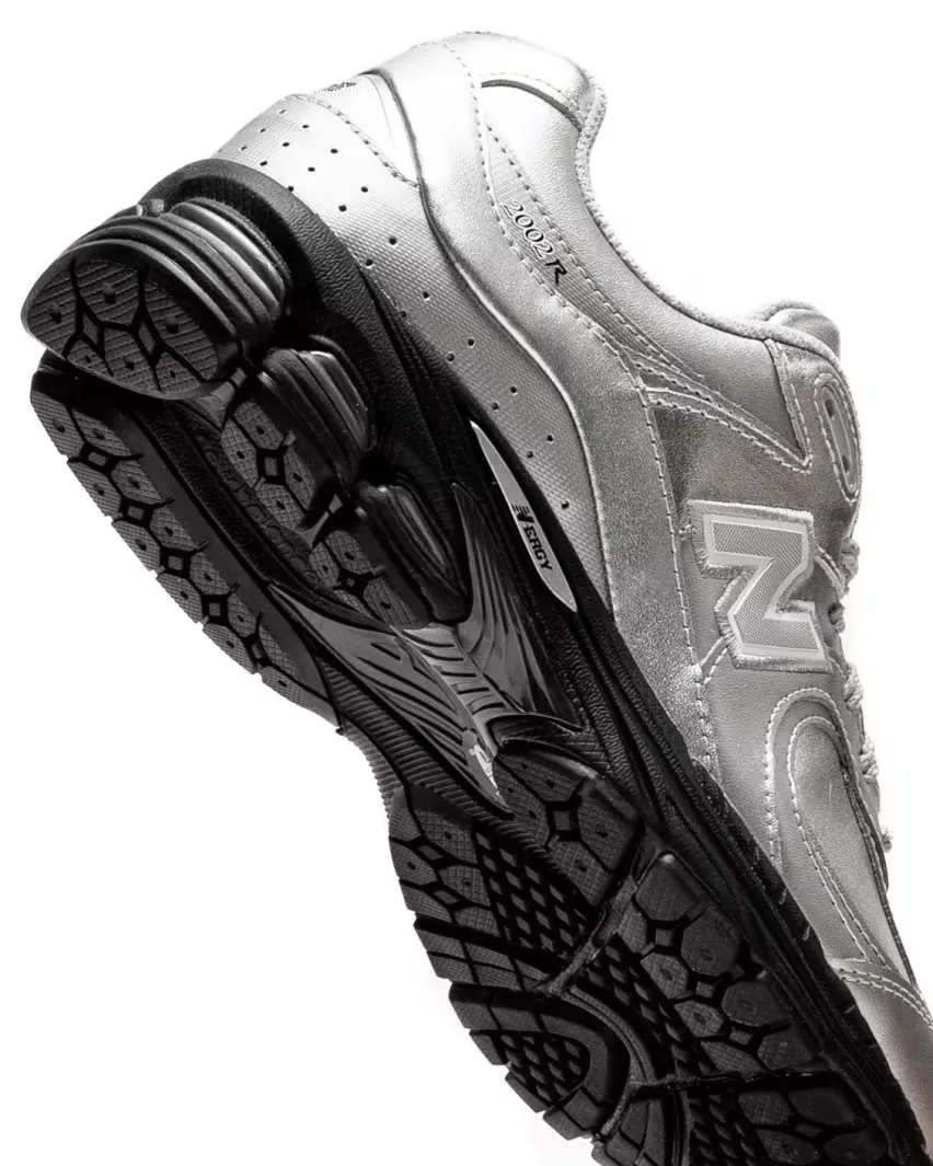 New Balance придаёт модели 2002R сияющий вид «Silver Metallic»