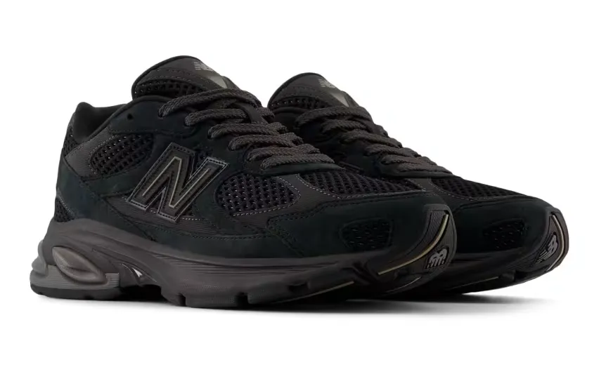 20 августа New Balance представит модель 2010 в цветах «Black» и «Cream Grey»