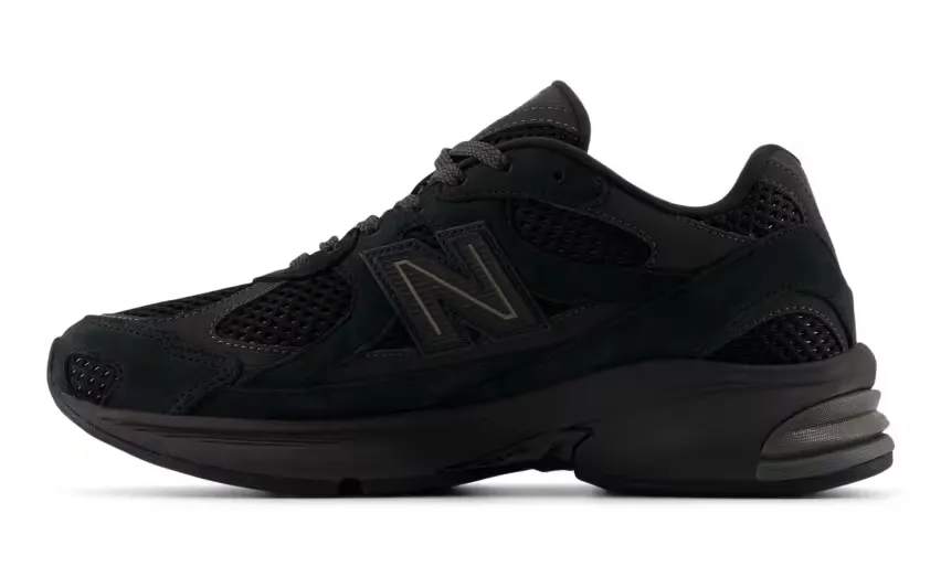 20 августа New Balance представит модель 2010 в цветах «Black» и «Cream Grey»